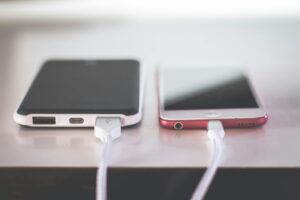 Ładowanie Qi2 – co to jest i czy Twój telefon to obsługuje? Lista modeli 2025