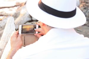 Jak zgrać zdjęcia z telefonu na komputer? (Kabel, Chmura, WiFi)