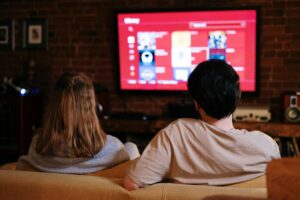 Jak połączyć telefon z telewizorem bez kabla? Miracast, Chromecast i AirPlay