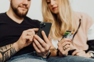 Telefon powystawowy czy odnowiony? Zobacz zanim kupisz „okazję” z Outletu