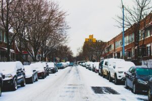 Dlaczego telefon wyłącza się na mrozie? Jak dbać o baterię zimą