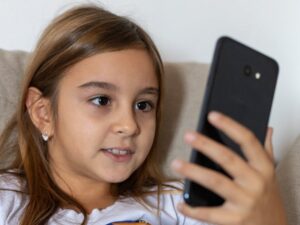 Telefon dla dziecka — jak wybrać pierwszy smartfon + ranking 2026